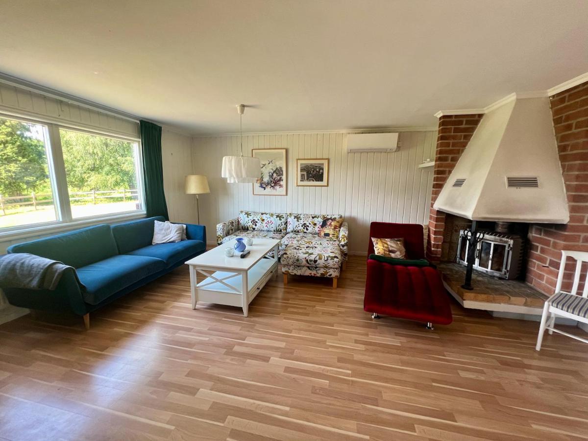Idylliskt Hus Med Sjoeutsikt. Villa Östhammar Eksteriør billede