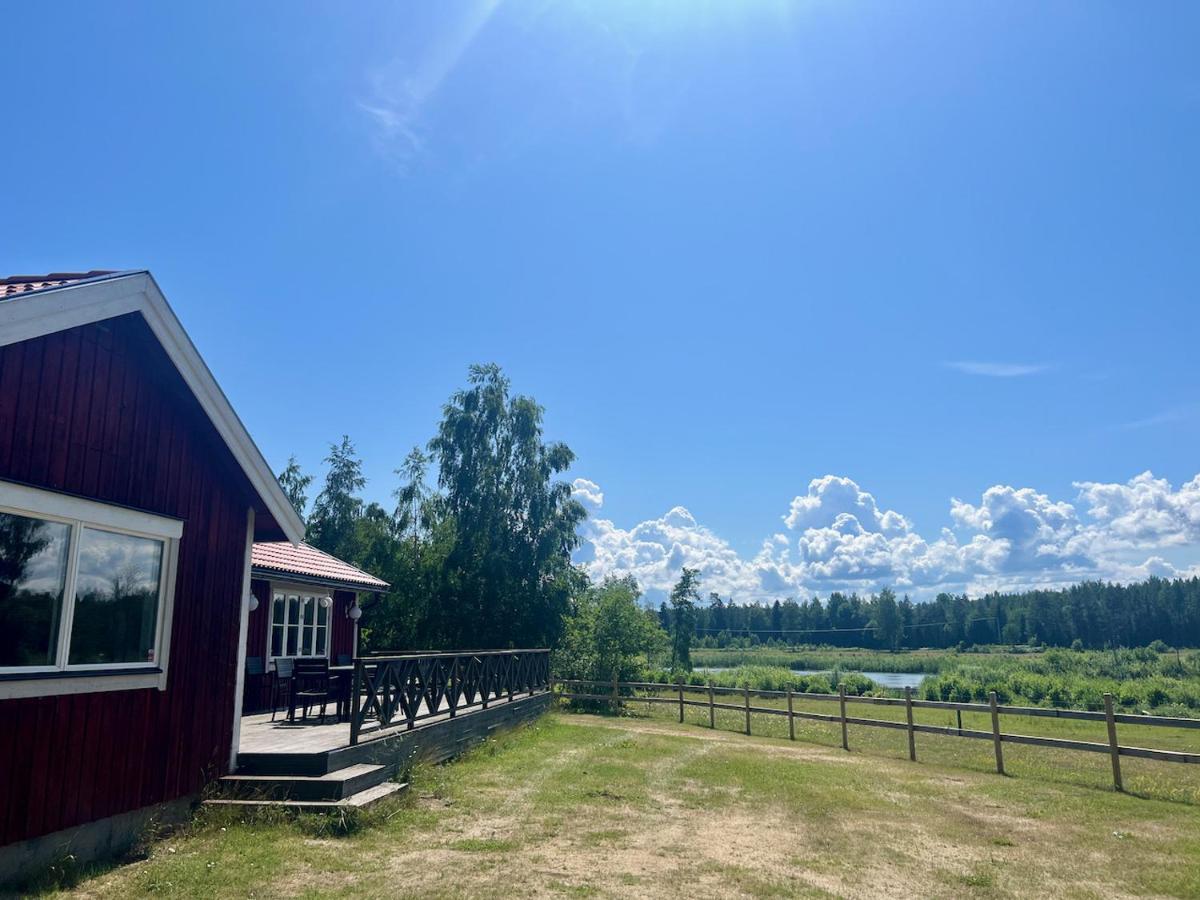 Idylliskt Hus Med Sjoeutsikt. Villa Östhammar Eksteriør billede