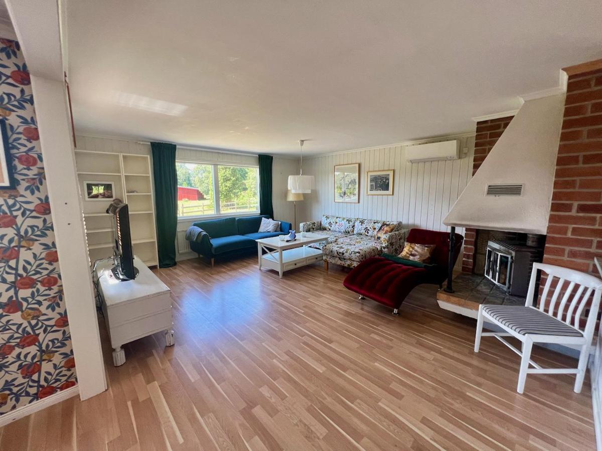 Idylliskt Hus Med Sjoeutsikt. Villa Östhammar Eksteriør billede