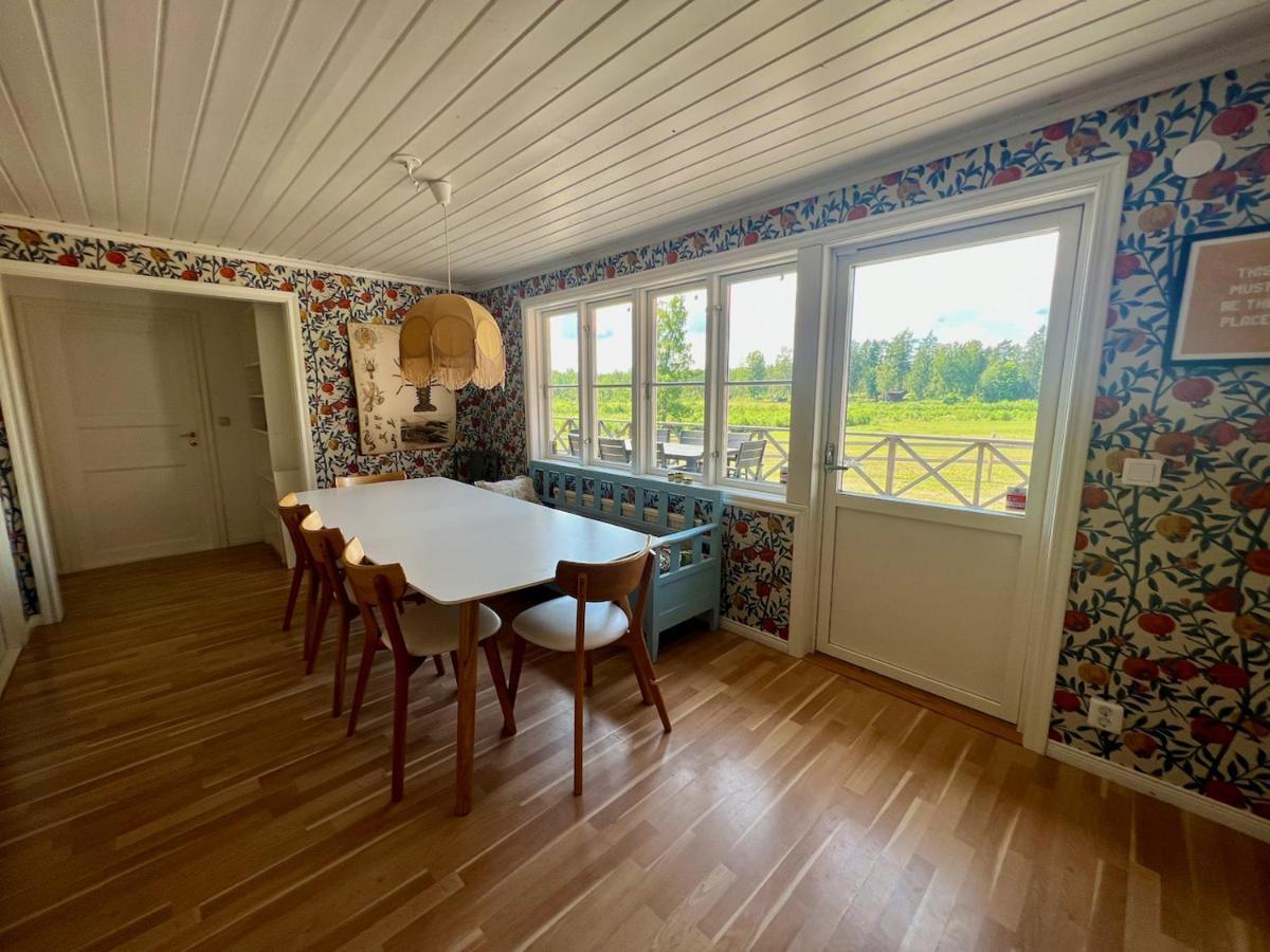 Idylliskt Hus Med Sjoeutsikt. Villa Östhammar Eksteriør billede